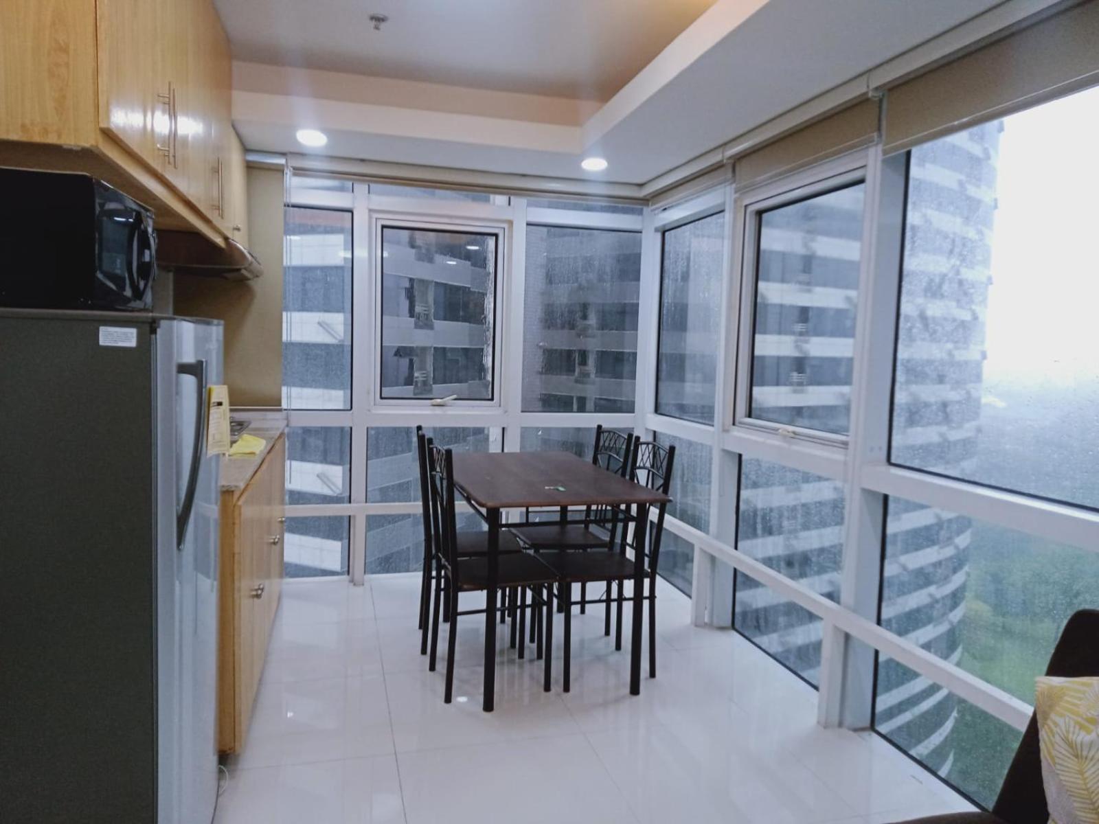 2 Bedrooms Units Forbes Area 5Th Avenue Bgc Center Манила Экстерьер фото